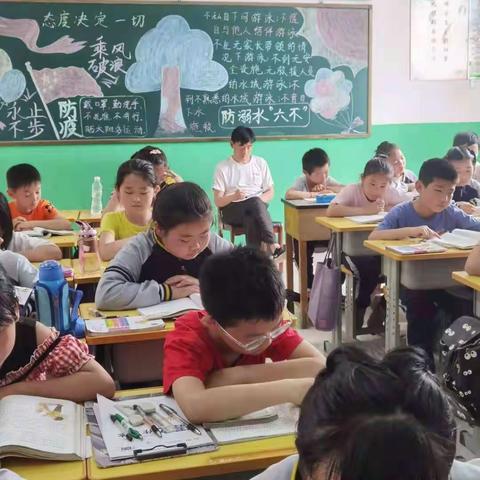 布寨小学教研活动进行时……