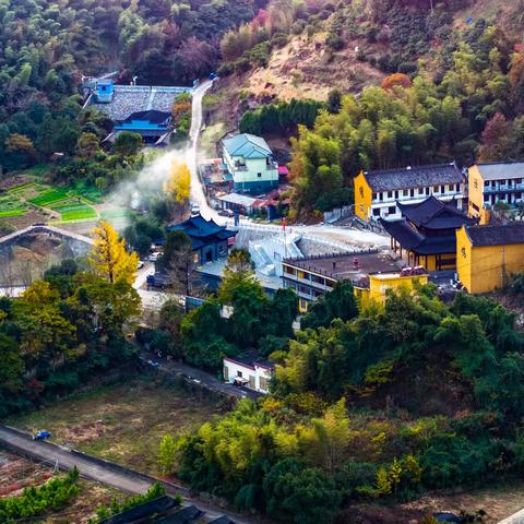 古洞桥畔听风语，翠山寺中悟禅机
