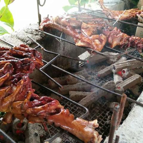 过年了，带上您的家人、朋友，一起走进这座宁静的乡村田园，品尝这里的原生态美食佳肴，呼吸这里的乡土气息～