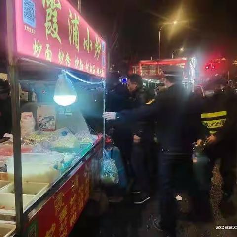 暂扣流动摊车，保障夜间市容秩序