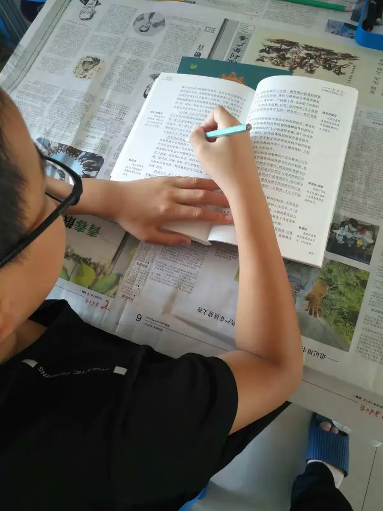 开鲁县实验小学四年二班方一鸣 阅读，让我们与书同行！