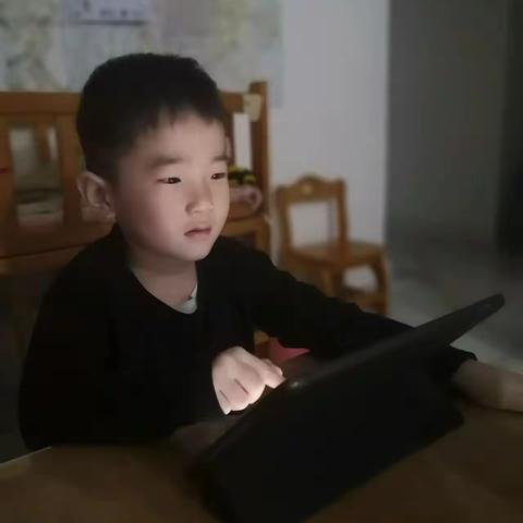 孩子一出生家长就开始焦虑他们的学习