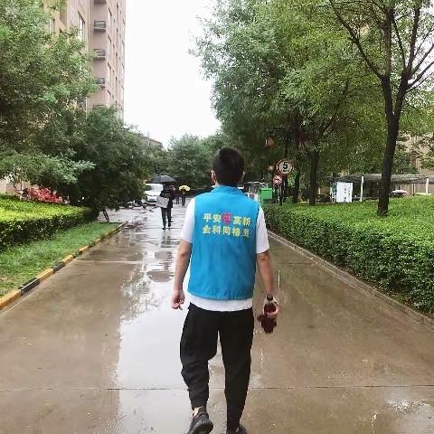 【细柳街道全科网格员防疫防汛两手抓，风雨无阻一线跑。周末不打烊！】