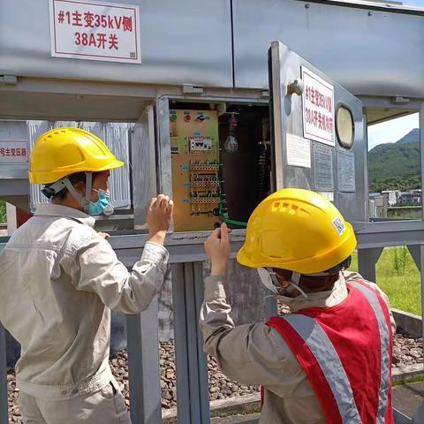 变电运维班展开暴雨后特巡及针对万安变开关室电缆沟进行除湿