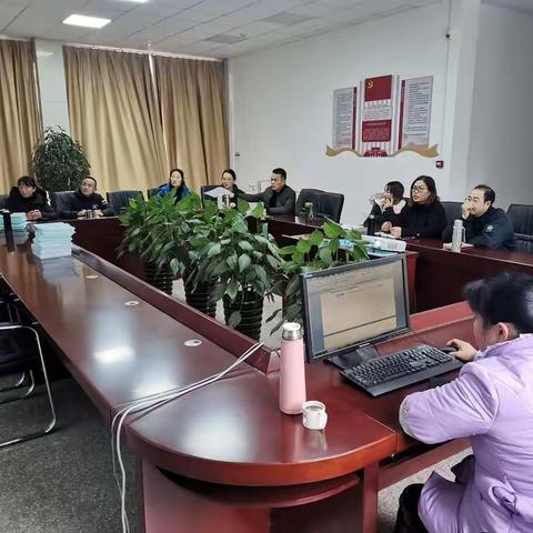 变电郭毅林主任，变电专责徐博英到变电运维班参加安全日活动