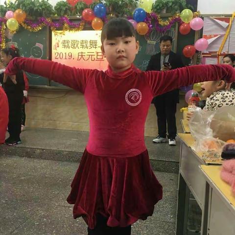 宝贝们！记录你小学里的第一个元旦晚会！今天见识到你们的多才多艺！小可爱们唱吧，跳吧，飞吧！我愿你们飞向蓝天