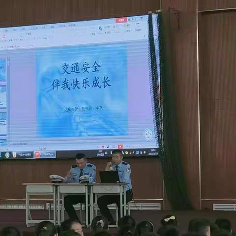 达旗交警一中队民警走入第十二小学进行交通安全宣传活动