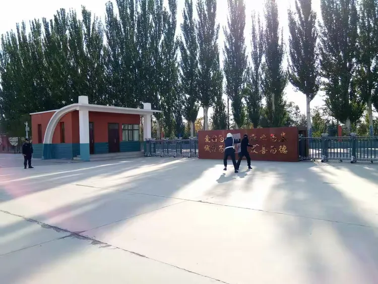 达拉特旗第十二小学反恐防暴演练简报