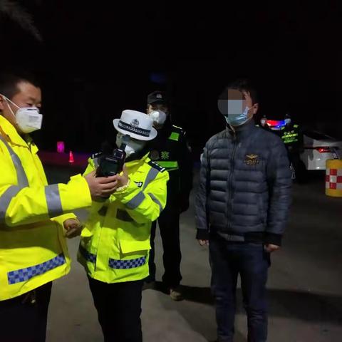 凤翔交警出击：一手严控疫情 一手严查酒驾