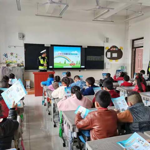 交警进课堂 安全伴成长—凤翔交警大队民警走进雍城小学开展交通安全知识大讲堂活动