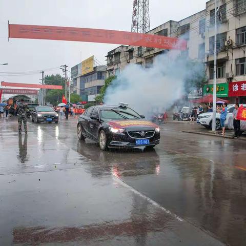 风雨之中送亲人