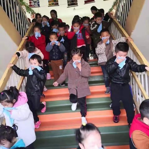 【卫校幼儿园】“消防安全记心中”安全演练活动