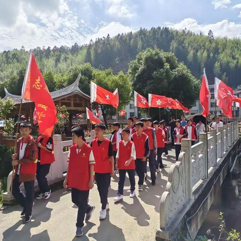 民中开展“风展红旗 如画三明——红心向党”徒步活动。