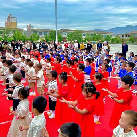 “童年是一场五颜六色梦”——小天使幼儿园儿童节文艺汇演