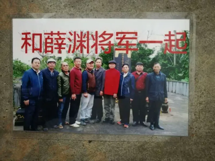 2016年12月在薛远墓前，与薛渊将军、薛氏全国联谊会秘书长薛崔愿和薛振国及薛村宗亲等合影。