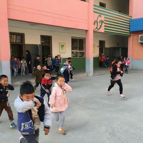 湾子中心小学2018年3月28日开展消防演练纪实 加强消防安全教育 提高师生消防安全意识