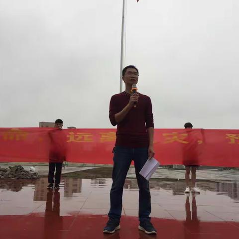 阳西县新圩初级中学开展《珍爱生命，远离火灾，预防溺水》签名活动