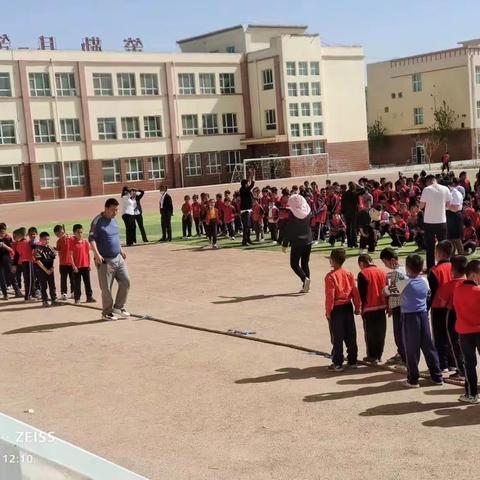 策勒县第五小学举办拔河比赛