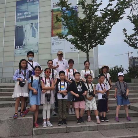 黄浦区青少年科技活动中心摄影班暑期夏令营拉开序幕，跟着张老师走近滨江，走进无人机基地，走进陈海汶摄影展