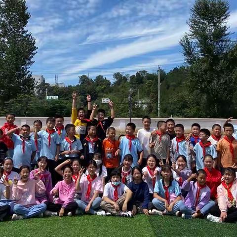 寒假生活五彩纷呈，小水滴们各显其能——记城区四小六1班寒假德育实践作业