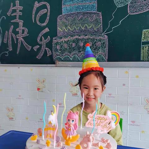 阳光幼儿园全体教师祝余昕玥小朋友生日快乐！