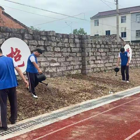 劳动励心智，实践促成长——2108班劳动实践基地学生们摆摊卖菜啦！