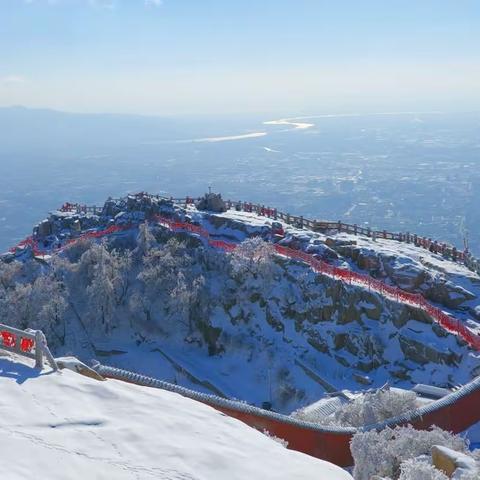 泰山之巅雪纷飞