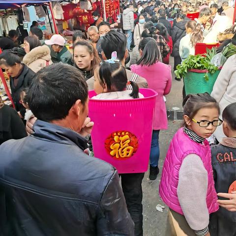 乡村赶场好热闹，火红喜庆迎春到。十里八乡都赶来，备齐年货过大年。