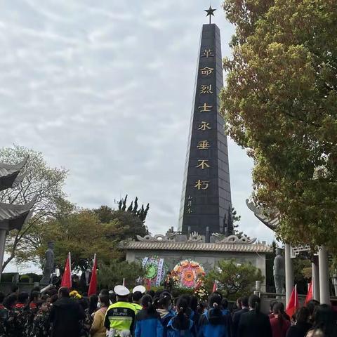 《缅怀革命先烈 ， 弘扬爱国精神》三港小学附属幼儿园清明节烈士陵园扫墓活动