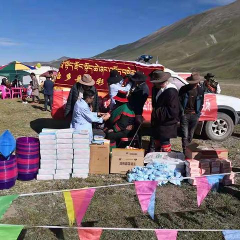 多彩乡卫生院“精准扶贫及贫困地区健康促进三年攻坚行动健康知识进牧区”活动现场