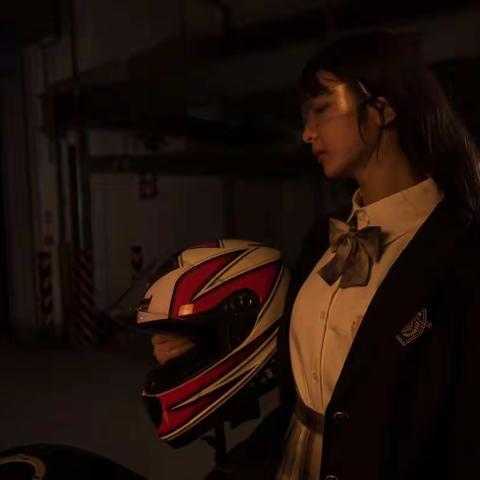 机车美少女