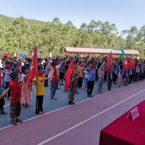 学习二十大 争做好队员——上思县南屏瑶族乡婆凡小学开展庆祝“六一”国际儿童节系列活动暨新队员分批入队