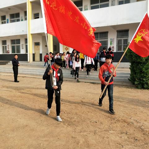 在清明节到来之际，史庄小学组织师生开展了一次以“缅怀革命先烈，继承优良传统”为主题的扫墓活动。