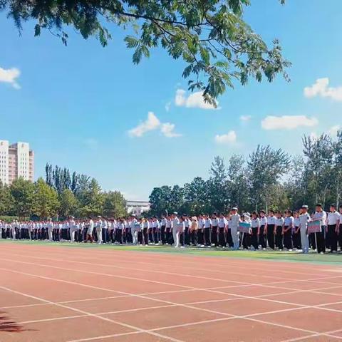 容姿矫健练兵场，流翠飘红映日光。 ――九.五军训记