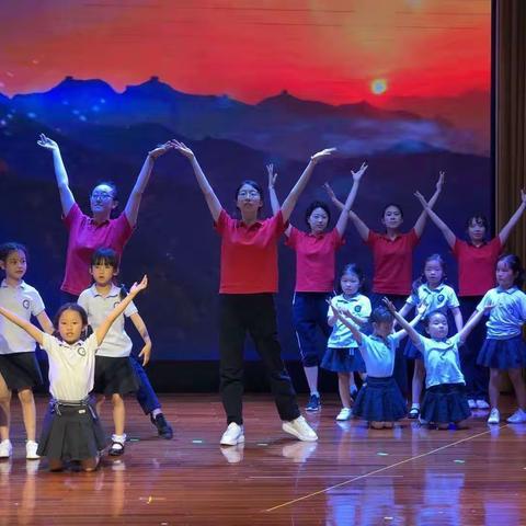 在南外幼儿园，我度过了三年的春夏秋冬。现在就要和陪伴我们的老师依依惜别了，心里感到几分的不舍，几分的留恋