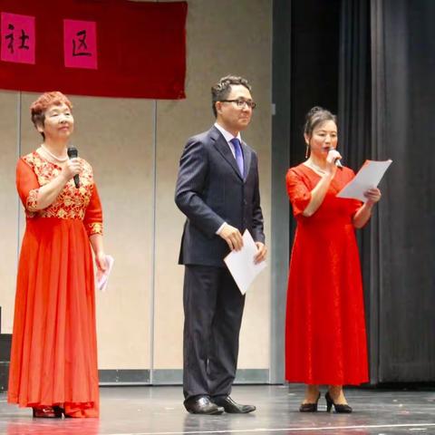 同赏金秋明月，共建和和谐社区联欢合。