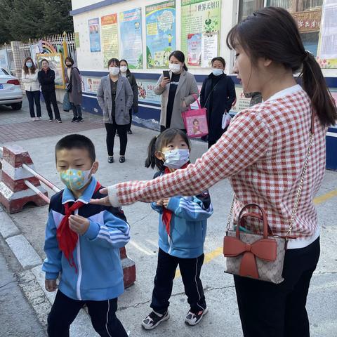 一实验“趣味手工、乐在其中”为主题的美术手工课活动。