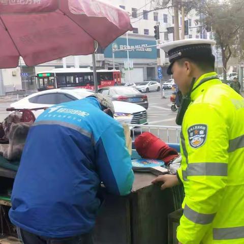 新华交警“一盔一带”安全守护行动