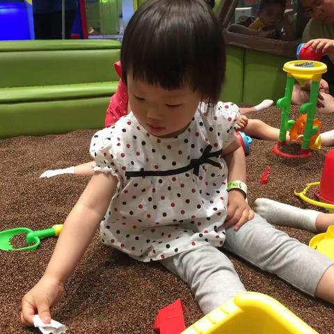 2018年儿童节----今天幼儿园放了学，爸爸妈妈和姥姥带我到太阳宫过节，是小朋友的节日哦！