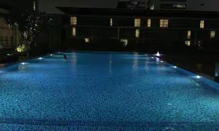 夜晚的泳池