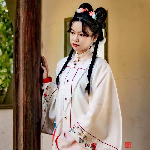 为公园添彩的姑娘