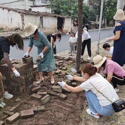 周日工作不停歇—朱兰街道助力背街小巷升级改造