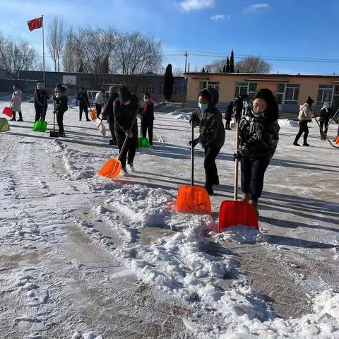 闻雪而动       感谢有您——记西窝铺小学清理校园积雪活动纪实