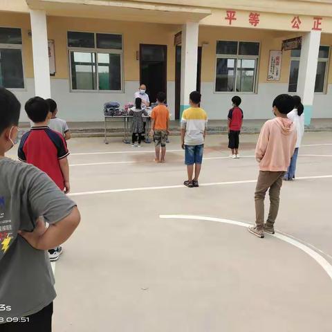 坞墙镇李油坊小学书包发放仪式！