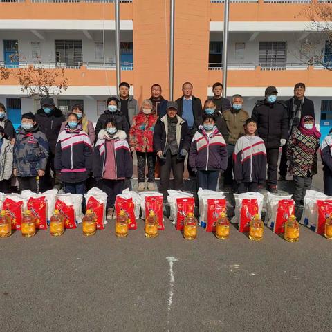 爱心捐助 情暖校园——套楼初中携手“蓓蕾”基金会爱心人士开展贫困生捐赠活动