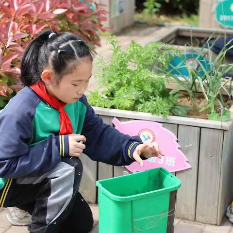 身上的灰  遮不住眼里的光——泰安市实验学校万境水岸小学校园卫生大扫除活动