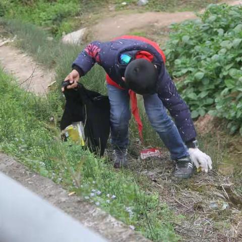 芭蕉侗族乡高拱桥村民族小学——清洁家园，我们在行动