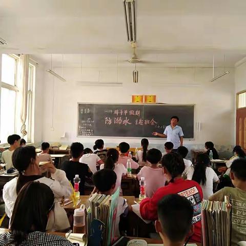温泉镇官庄小学召开防溺水主题班会