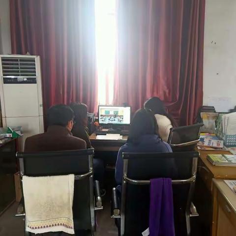 温泉镇官庄小学积极组织本校教师观看学习《中南十省小学数学优质课教学观摩研讨活动》