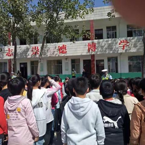 交警同志到官庄小学宣传安全知识